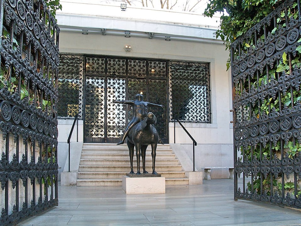 One of the 5 historically significant things to see in Venice, the Peggy Guggenheim's Art Collection.